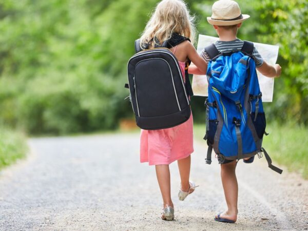 Praktyczny przewodnik po sensorycznym plecaku na wakacje - SensoLandia Blog